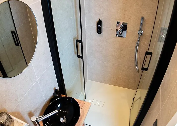 Angelinas Service Apartment 1